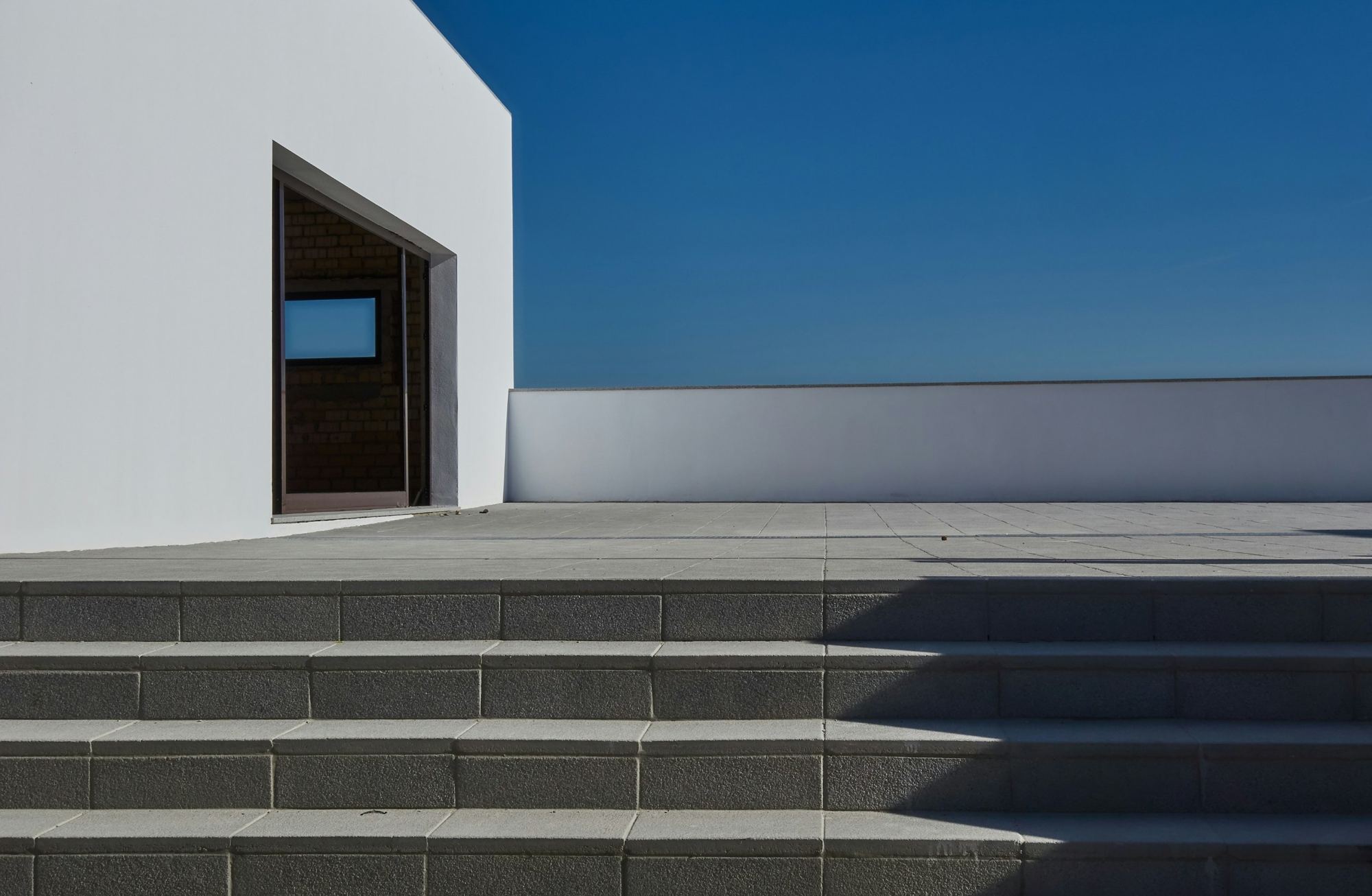 Escadaria em arquitetura minimalista sob céu azul
